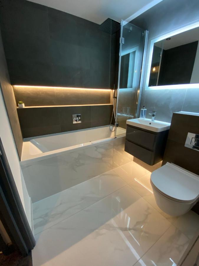 Beautiful Modern Cosy Central Apartment / Sleeps 4 レディング エクステリア 写真